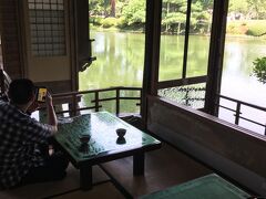 　お昼の時間はとっくに過ぎていたので、誰もいない茶屋へ。なかなかレトロでいいなぁ、と思っていたら、こんなお部屋が！！

　よく、兼六園の写真で、池の上にせり出した建物のところ。

　だれもいないので、二人占めです！！！