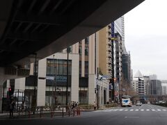 中野長者橋出口から山手通り、甲州街道と走って西新宿3丁目。
IHGの日本初登場ブランド。キンプトン新宿東京の前を通過。
6月1日開業予定。