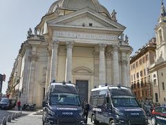 サンタ・マリア・イン・モンテサント教会
双子の左手の教会前には、警察車両が停まっていました。

イベントの警護用のようです。