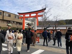 電車に乗る時から着物を着た若い女性が数名います。

京都の町に着物は似合いますね。