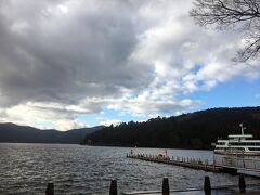 芦ノ湖きれい～～～
さっきまでいた箱根神社の鳥居が見えます。
お天気だったらもっとよかったのに。