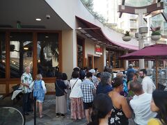 げ、並んでるわ。こんなの初めてだな。
「ルースズ・クリス」にやって来ました。
大人気だな。みんな大好きハッピーアワー（笑）