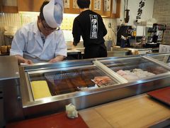 「伊勢鮨 JR小樽駅タルシェ店」です。
ミシュラン星ゲットの本店は予約が取れないに決まっているので、こちらに伺いました。20分くらい並んだかな。なにせ7～8席なので、すぐに満席になってしまう。