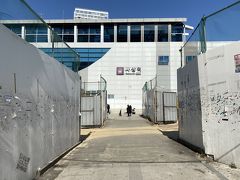 シレッと12時チェックアウトなのに少しオーバー。
スーパーが休みなので駅前のコンビニでソジュをちょっと高いですが購入して空港に向かいます。