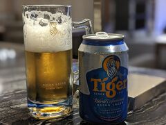 チャンギ空港ではトランジットが3時間半くらいあります。
計画段階では「何をするか？」と困りました。が、調べるうちに、シンガポール航空が「行っトク！ シンガポール」なるキャンペーンを実施していることが判明（4月10日まで？）。

事前に申し込むだけで下記の内、一つの特典が受けられます。
なんて太っ腹なんでしょう！　シンガポール航空様、大好き！！！

我々夫婦は迷わず「チャンギ空港　SATSプレミアラウンジ　ご利用無料」を選択。写真はラウンジでのTiger Beer。早朝のタダ酒は格別です。

「行っトク！ シンガポール」
1.　シンガポール・フライヤー　50％オフ
2.　サンズ・スカイパーク展望デッキ（マリーナベイ・サンズ）　無料
3.　市内おすすめスポットの割引セット
4.　ロングバー・バイ・ラッフルズ　シンガポール・スリング50%オフ
5.　テーブルスケープ・アット・グランドパークシティホール　50％オフ
6.　ジュエル・チャンギ空港アトラクション -1-　無料
7.　ジュエル・チャンギ空港アトラクション -2-　無料
8.　ジュエル・チャンギ空港アトラクション -3-　無料
9.　ジュエル・チャンギ空港 ラウンジ　ご利用無料
10. チャンギ空港　アンバサダー・トランジット・ラウンジ　ご利用無料
11. チャンギ空港　SATSプレミアラウンジ　ご利用無料
12. チャンギ空港　TWG Tea　S$20割引