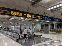 スワンナプーム国際空港到着は、ほぼ定刻の5時7分。乗り継ぎのバンコクエアウェイズのゲートはイーストサイドなので、1キロ弱移動します。