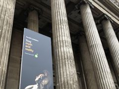 大英博物館（British Museum、略してＢＭ）に到着しました。大好きな博物館で、何度も来て、隅々まで観ているのですが、写真左下の看板にある「トロイ：伝説と真実」展を見たくて、それだけ見に来ました。入場無料ですが特別展は有料です。以前は出入りも自由で楽だったのですが、最近は入るときに荷物検査があり、少し並ばなければなりません。