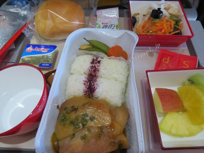 ランチは熱々のが出てくる。<br />チキンかハンバーグを選ぶ。ハンバーグならフライドポテトつき、チキンはゆかりのかかったご飯。<br />さらにパンつき。パンはおかわりあり。