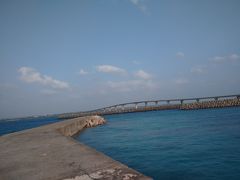 来間大橋きれいです。やはり沖縄いいです。宮古の海はいいです。