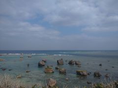 東平安名崎の海、干潮で、石がごろごろ、海はグラデーションがとてもきれいです。