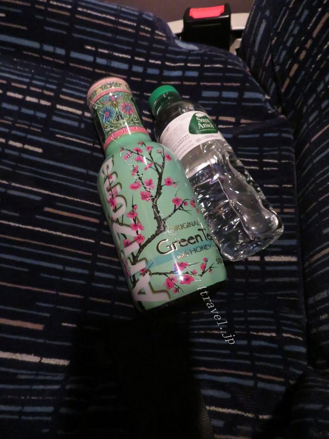 緑茶だと思って喜んで買ったら、甘いやつだった。<br />正直、日本人好みの味ではない。でもパッケージは好き。<br /><br />とにかく、まず、水を買わなきゃね。<br />