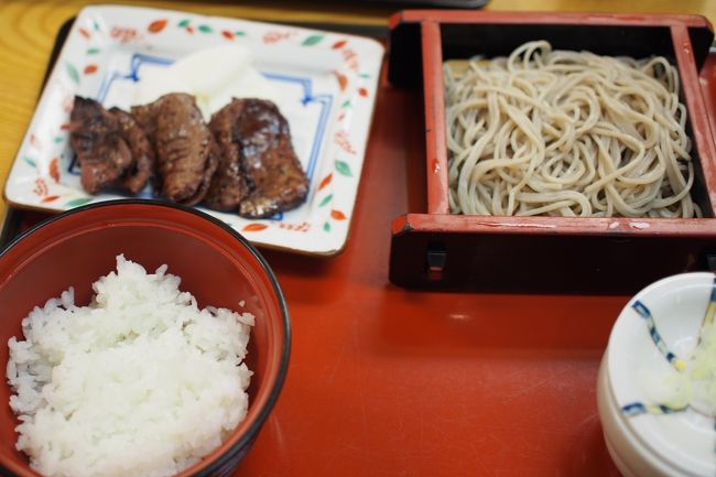 牛タンとそばのセット。<br />この日は深夜遅くに札幌入りです。