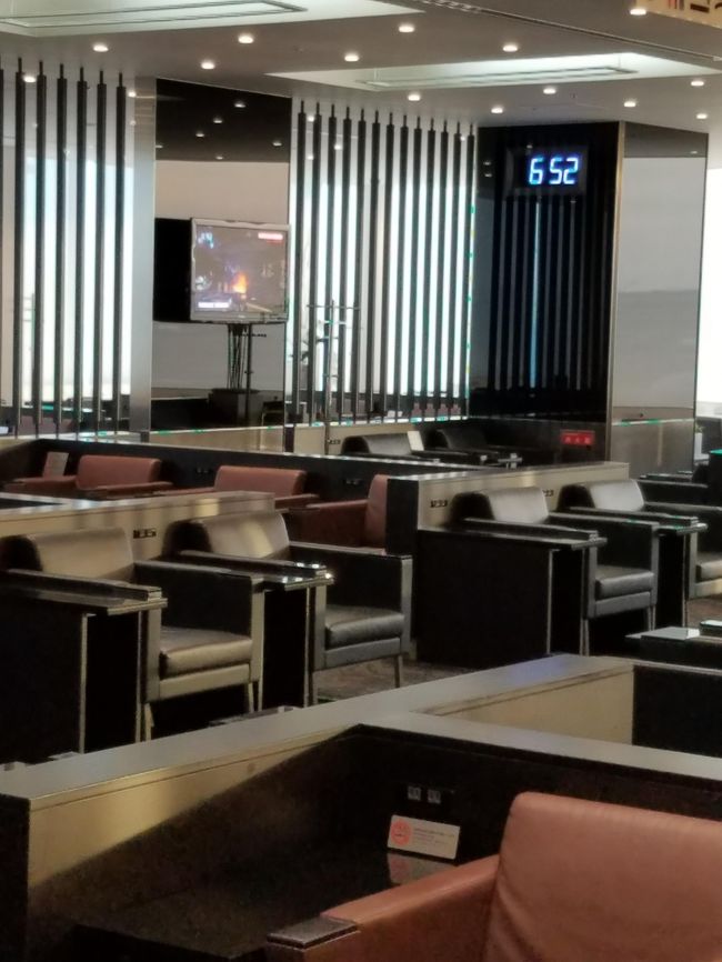 今回の行程は<br /><br />①　2/24　CA184　HND/PEK<br />②　2/24　CA969　PEK/SIN<br /> 　（シンガポール泊）<br />③　2/25　TR452　SIN/KUL<br />④　2/25　NH886　KUL/HND<br />～～～～～～～～～～～～～～～～～～～～<br />⑤　2/28　NH467 　HND/OKA<br />⑥　2/28　NH470　 OKA/HND<br />～～～～～～～～～～～～～～～～～～～～<br />⑦　3/08　NH843　HND/SIN<br />⑧　3/08　SQ106　SIN/KUL<br />⑨　3/08　SQ117　KUL/SIN<br />⑩　3/09　CA970　SIN/PEK<br />⑪　3/09　CA181　PEK/HND<br /><br />①②⑩⑪：CAビジネス<br />④⑤⑥⑦⑧：NHプレミアムY<br />③⑨：別発券<br />CAのビジネスクラスでKULまで手配したかったのですが、なぜか<br />SINより10万円以上高かったので（そもそも出発間際で手配したのでCAもNHも高かったですが）CAはSIN往復にして、SIN/KULを別発券することに。<br /><br />これからお世話になるANAラウンジ。よろしくお願いします！<br /><br /><br />