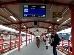 太宰府駅、朱塗りの手すりでめっちゃ気合が入ってます。