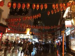 通りを一つ入ると中華街があります。ドラマ「シャーロック」第１シーズン第２話「ブラインド・バンカー」に出てくるチャイナタウンです。