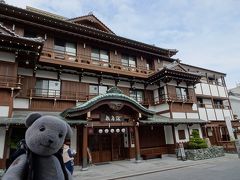 宿泊確認のときに手配していただいたお宿の車で送迎していただき、早々と本日の宿泊場所に到着。
ドーミーインのリゾート系列、お宿敷島館です。