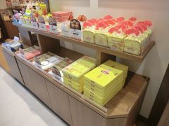 郡山駅在来線構内にある'福豆屋売店'に立ち寄りましょう。

郡山銘菓/三万石「ままどおる」を販売中。
バターのたっぷり入ったミルク味の餡を生地で包み焼き上げたほんのり甘さが好きなんです。