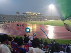 試合は雨の中での観戦となりました。
雨と言うことでなぜか浮き輪などを持ち込んでの応援です。