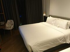 空港からは送迎を頼んでいて40分程でホテルに到着。23時15分に部屋に入る。
トンローのVOLVE HOTEL BANGKOK
本当は初日はスワンナプール空港近くのホテルに泊まって翌日スコータイへ行くつもりだったのですが、国内線が満席で日曜日に予定を代えた為、このホテルは後付けで1泊だけ予約しました。