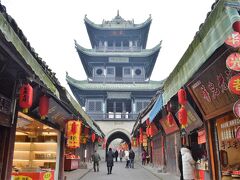 町に入って20分ほど歩くと４階建ての楼閣が迎えてくれました。
「華光楼」。ロウ中のシンボル的な立派な建物です。

