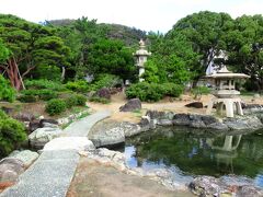 トンネルを抜けた先に国指定名勝庭園の琴ノ浦・温山荘園があります。この庭園は、明治21年に日本で初めて動力伝動用革ベルトを製作して、世界有数のベルトメーカーとなったニッタの創業者・新田長次郎氏の別荘として造られたものです。
