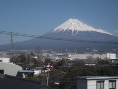 車窓から見事な富士山が見えます。