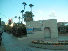 １６２１．ここは熱海サンビーチ。お宮の松とお宮の像は左の矢印。