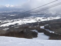 １日目は雪予報
メインは２日目の晴れの日だったので
軽く滑れればと思っていたら降ったりやんだりたまに晴間あり♪