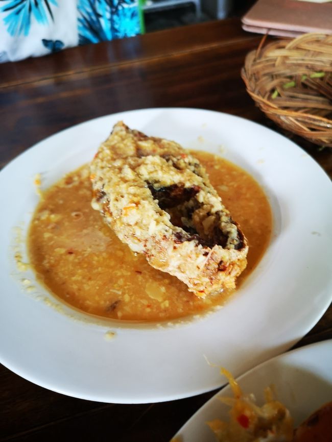 蟹が１匹しかなかったので<br />イカンゴレン（揚げ魚）