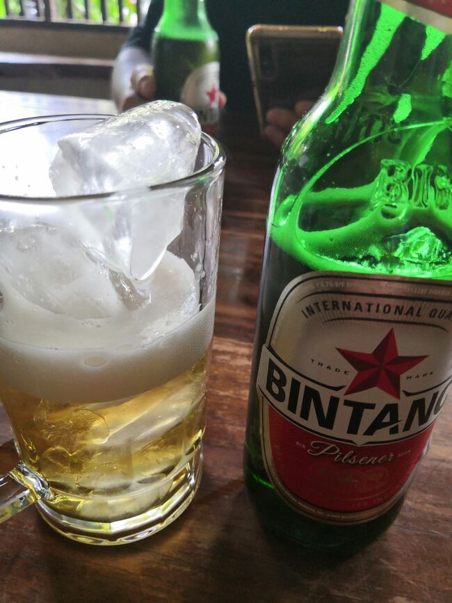 どひゃー！！！久々、このスタイルだよ。<br />・・・ビールに氷・・・バリ島あるある<br />店がお休み中は冷蔵庫の電源切るのかな　なぞだ・・・