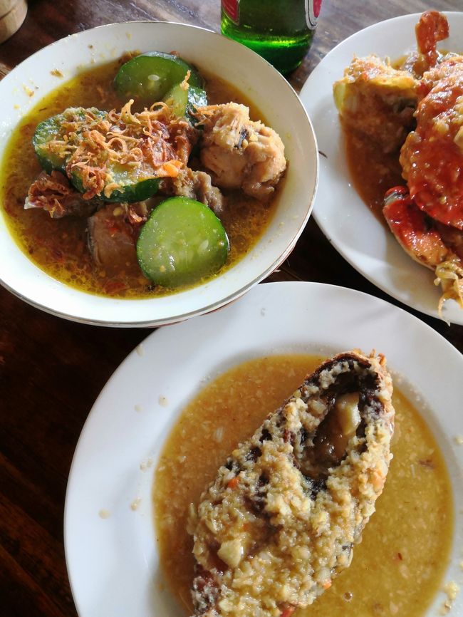 まぁまぁ　豪華なお食事タイムになりました。<br />サヌールで揚げ魚＆魚スープといえば<br />マクベン（warung Mak beng）が有名ですが<br />まったく違うテイストだよ。<br />