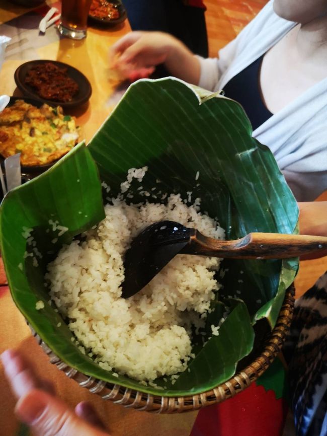 ビールは置いてないので、<br />しっかり　白飯を頼みました。<br /><br />サンバルと食材、食材の調理方法を<br />オーダー用紙に書きます。<br />インドネシア語です。