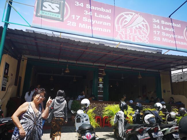 今回の旅の目的の地元ワルン<br />ワルンSS　Renon地区にやってきましたよ。<br />サヌールの街中で無作為に(笑)選んだ<br />可愛いバリニーズお嬢さん（大学生＆高校生）２人に<br />同行していただきました。