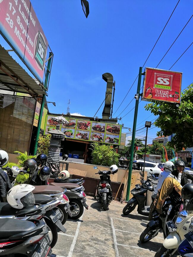 大学生のお嬢さんが自分のスマホをサクサクっと操作して<br />サヌールからレノンまでGrabタクシーを呼びました。<br />大人気のワルンSSのホームページはこちら<br />https://www.waroengss.com/homepage<br /><br />この混雑具合で人気がわかります。