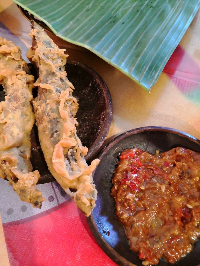 ナマズ揚げには、サンバルトマト＆テラシですよ。