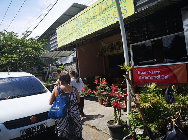 帰りもお嬢さんのGrabアプリで<br />サヌールまで帰ります。<br />28,000Rp　ニコニコ現金払い<br /><br />※　まうまう　まじ！？　<br />サヌールの街中で若いお嬢さんに声かけて<br />ローカルワルンの案内させたんですか？　<br />それぢゃ人さらいですょーーーっ！　<br />気になる人は連絡をください。こっそり種明かしします(*^-^*)。