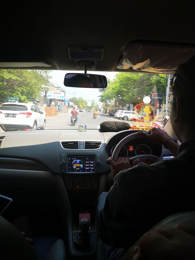 レノン（南）地区までサクサクっと<br />往復できちゃうGrab　　<br />そろそろ我が家も使い始めましょうか・・・<br />美味しい物食べるためには、日夜勉強ですよ。<br />※Go-jekのGo-karも、配車アプリです。<br />