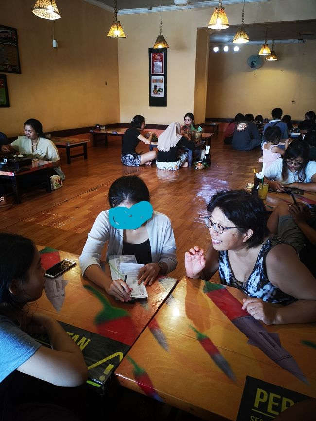 大学生と高校生２人のお嬢さんとの話題はもちろん<br />「恋バナ」ですね　(#^.^#)<br /><br />お嬢さんが、オーダー表に記入してくれています。<br />日本人が適切な素材の量、調理方法を指定するのは難しいです。<br />肝心のサンバルも想像ができないので、<br />お嬢さんたちにサポートしていただいて助かりました。<br />ここのお店は完全ローカルなので、インドネシア語だけです。<br /><br />興味のある方は、ガイドさんと一緒にスカワティ店に行くのがいいと思います。<br />レノン店は駐車場がない感じなので。