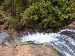 チャオン滝にやって来ました。写真は、滝の上側でここから水が落ちていきます。
