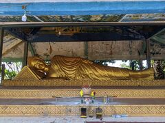 ここに来た目的は、山の上に建つワットプノンスワイに祀られた長さ10メートルの涅槃仏を見るためです。でもまあ、他所にはもっと大きな涅槃仏や寝釈迦仏がありますからね…。
