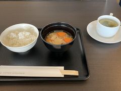 ラウンジは一部改装中で、いつもと違う所で休憩。
上の階がファーストクラス用。
朝からカレー食べる気にならないので、豚汁とご飯。