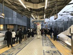 東京駅のホームにあがると、新大阪方では鉄の方がスタンバってます。
もちろん私もこの中に混ざります。