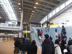 東急田園都市線の南町田グランベリーパーク駅．

大改装され急行も停車するようになった．
天井は高く，ホームからの階段も青の照明で遊園地のよう．