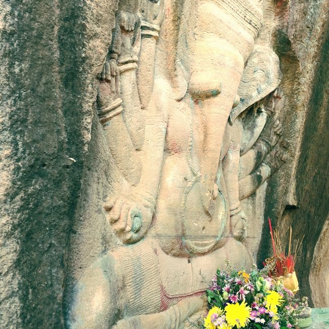 プーンコムヌーのガネーシャの彫刻です。