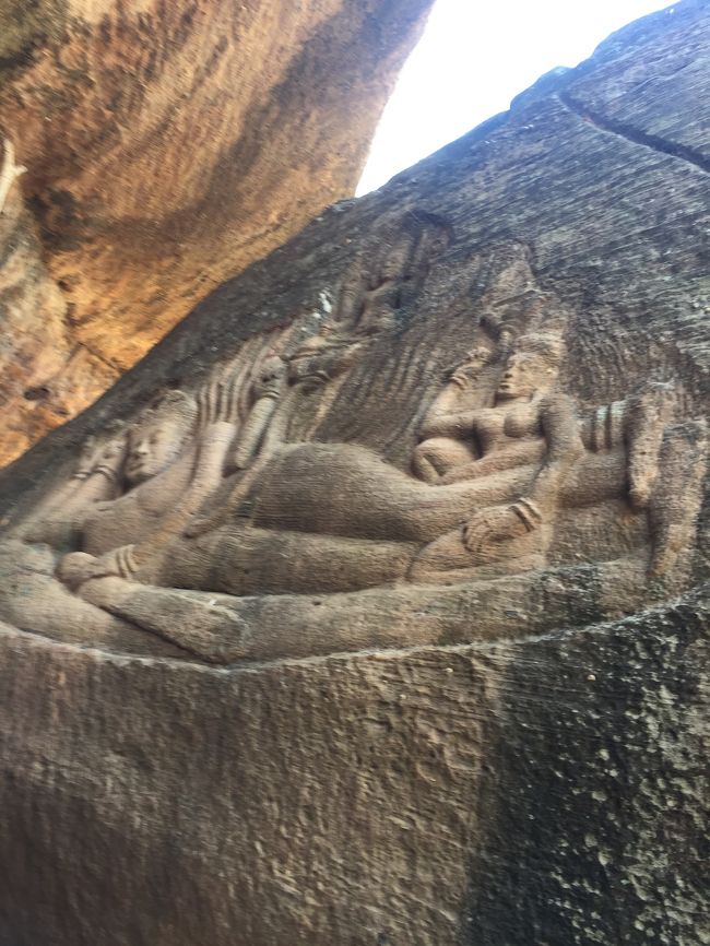 プーンコムヌーの大きな岩の上にビシュヌ神の彫刻がとても美しいです。