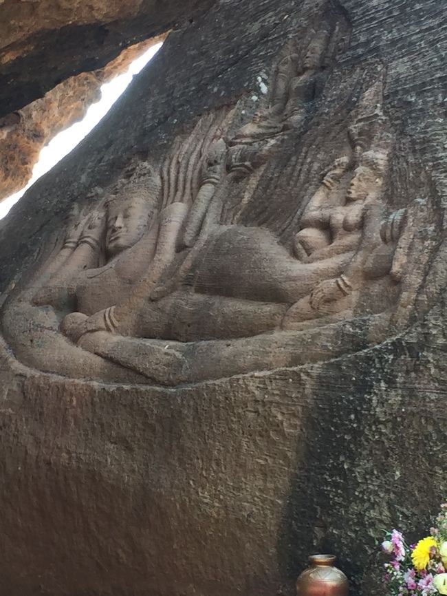 プーンコムヌーのビシュヌ神の彫刻がとても美しいですよ。