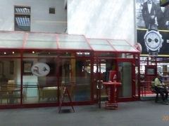 到着しました。
赤いフレームが印象的な駅ナカレストラン