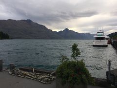 ワカティプ湖畔をぶーらぶら。あいにく曇り空で強風。とにかく寒い。全く夏らしくない夕暮れ。