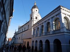 聖テレサ教会（St. Teresa Church）。
1633年から1650年にかけて建造された、初期バロックのファサードが特徴的な教会。レンガ造りが多かった時代に、リトアニア大公国の副首相だったステーポナス・パツァスの保護と寄付を受け、花崗岩と大理石等で建造された。