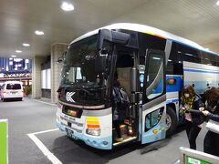 自宅から阪急で梅田まで出て、新阪急ホテル前からリムジンバスに乗車